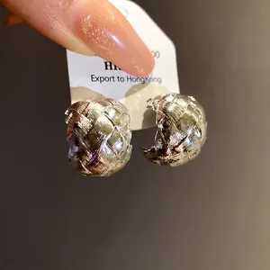 Boucles d'oreilles clous vintage en forme de C avec une texture argentée élégante