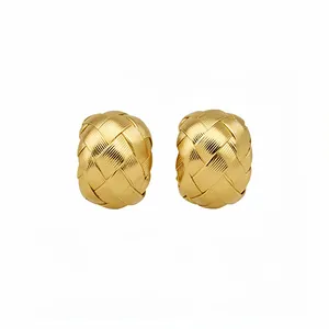 Boucles d'oreilles puces vintage en forme de C dorées avec un design tissé minimaliste