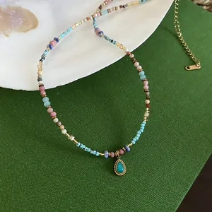 Detailansicht einer bunten Perlenkette im Boho-Stil mit einem Vintage-Türkis-Tropfenanhänger