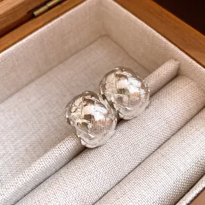 Vue détaillée des boucles d'oreilles vintage en forme de C avec texture tressée
