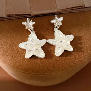 Eleganti orecchini a stella con intarsio in conchiglia e strass scintillanti