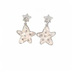Squisiti orecchini a stella in conchiglia con ago d'argento e strass scintillanti