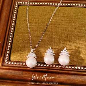 Ensemble de Bijoux en Perles Artificielles et Zirconia Plaqué Or 18K Collier Pendentif Couronne Boucles d'oreilles Mariage Cadeau