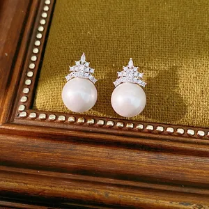 Boucles d'oreilles en perles plaquées or 18 carats et zircons sur cadre vintage