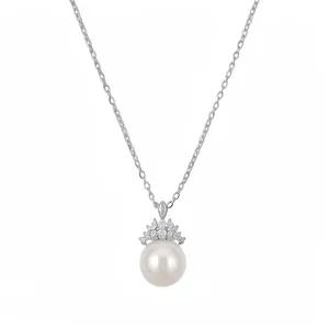 Élégant collier de perles blanches avec pendentif couronne en zircon plaqué or 18 carats