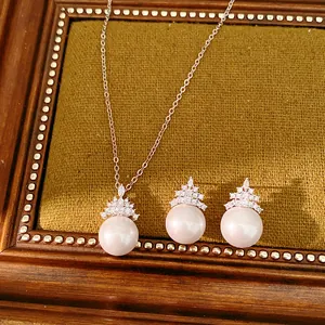 Vue détaillée d'un ensemble de bijoux élégants en perles et oxydes de zirconium.
