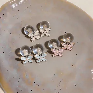 Elegante Zirkon-Schmetterlingsohrstecker mit transparenten Kugelverschlüssen