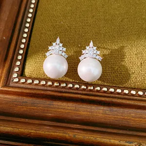 Elégantes boucles d'oreilles perles plaquées or 18k avec couronne zircons