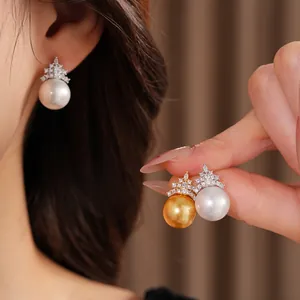 Élégantes boucles d'oreilles perles plaquées or 18 carats avec accents zircon sur modèle