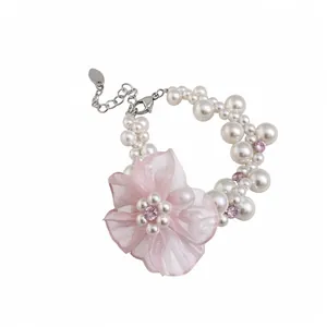 Bracelet de perles élégant avec fleur en mousseline rose et cristaux