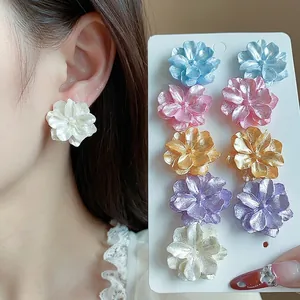 Elegante conjunto de pendientes de flores multicolores con acabado nacarado para mujer