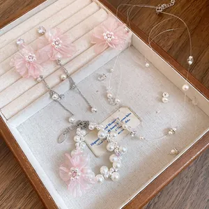 Élégant ensemble de bijoux avec boucles d'oreilles, bracelet et collier fleur en mousseline
