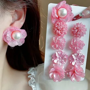 Juego de pendientes de flores y perlas rosas estilo dopamina elegante para mujer.