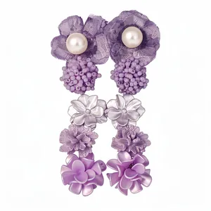 Pendientes de flores violetas elegantes con perlas y adornos de cuentas finos