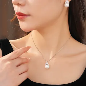 Gros plan d'un ensemble élégant collier et boucles d'oreilles en perles sur modèle