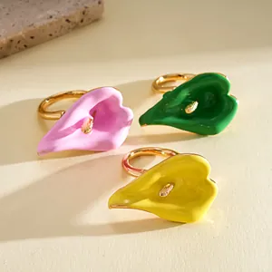 Vista detallada de anillos abiertos de esmalte de lirio cala en colores vibrantes
