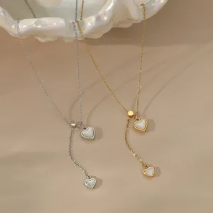 Élégant collier en nacre en forme de cœur en acier inoxydable avec une chaîne réglable.