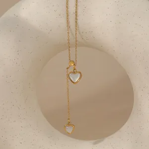 Élégant collier en Y en acier doré inoxydable avec des pendentifs cœurs en nacre