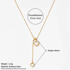 Élégant collier cœur en acier inoxydable doré avec nacre blanche sur fond blanc