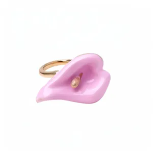 Elegante anillo abierto de flor de cala en esmalte rosa con banda dorada, vista principal