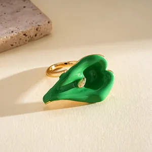 Primer plano detallado de anillo de cala en esmalte verde con detalles en oro fino