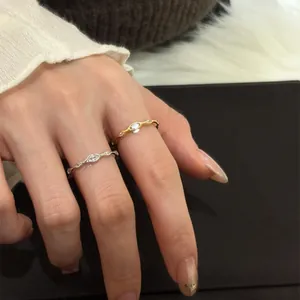 Detaillierte Nahaufnahme von minimalistischen Gold- und Silberringen mit Zirkonia