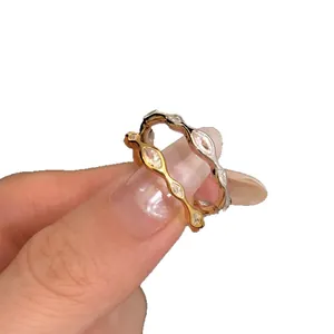 Eleganter verstellbarer Ring mit Zirkonia-Steinen in Gold- und Silberschliff