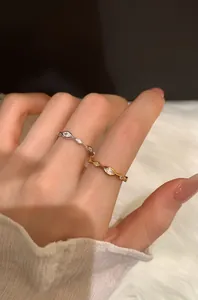 Nahaufnahme von silber- und goldfarbenen Ringen mit funkelnden Zirkonia im Marquiseschliff.