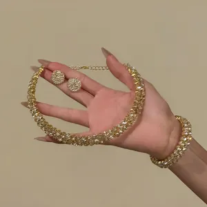 Vista macro dettagliata di collana, bracciale e orecchini scintillanti con strass
