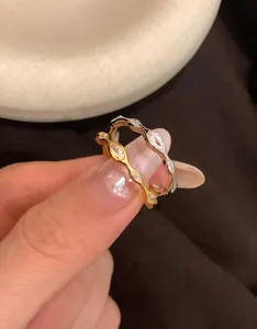 Nahaufnahme von eleganten Gold- und Silberringen mit funkelnden Marquise-Zirkonia Steinen.
