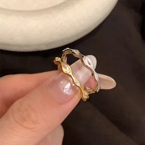 Detailansicht von vergoldeten und versilberten offenen Ringen mit funkelnden Zirkonia