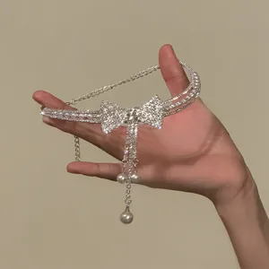Primo piano dettagliato di un ciondolo a fiocco scintillante con perle e nappine eleganti