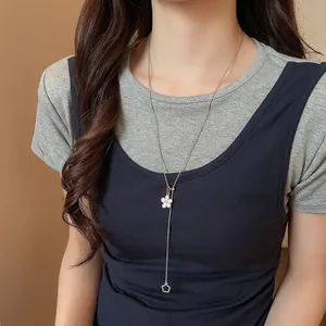 Elegante collana stile coreano con ciondolo a fiore bianco su catena lunga regolabile.