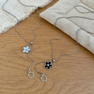 Collana a catena regolabile minimalista con elegante ciondolo a fiore di perla per donna