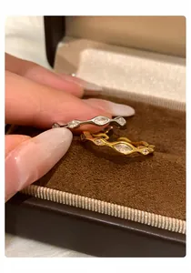 Nahaufnahme von Vintage-Zirkon-Ringen in Gold und Silber auf einer Schmuckschatulle