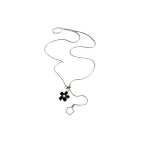 Collana regolabile a catena serpente argentata con ciondoli a fiore neri e perla