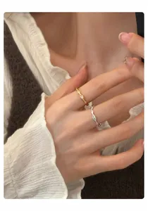 Nahaufnahme von eleganten minimalistischen Zirkonia-Ringen in Gold und Silber
