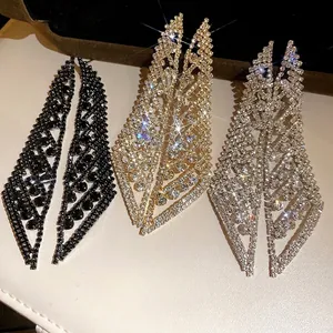 Boucles d'oreilles élégantes en forme de feuille avec strass en finitions or et argent