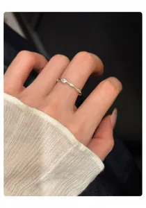 Detaillierte Nahaufnahme der Zirkon-Einlagen auf einem minimalistischen silbernen offenen Ring