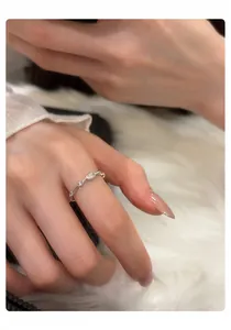 Nahaufnahme eines eleganten silbernen offenen Rings mit funkelnden ovalen Zirkonia