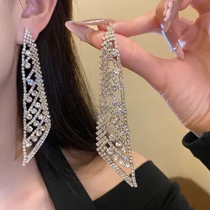 Boucles d'oreilles pendantes de luxe avec strass étincelants et aiguille en argent