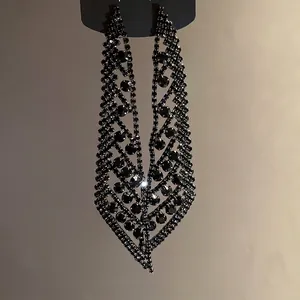 Boucles d'oreilles pendantes en strass noirs en forme de feuille avec aiguilles en argent