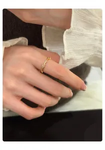 Detaillierte Nahaufnahme eines goldenen Zirkon-Rings im minimalistischen, edlen Stil