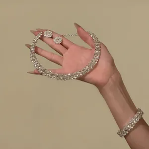 Elegante set di gioielli in argento con girocollo a doppia fila, bracciale e orecchini