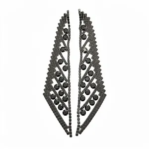 Élégantes boucles d'oreilles feuilles en strass noirs avec tiges en argent, design niche