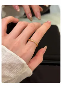 Detailansicht eines eleganten Goldrings mit Zirkonia im Marquise-Schliff am Finger