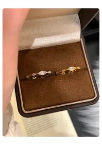 Detailansicht von Gold- und Silberringen mit Marquise-Zirkon in einer Luxusbox