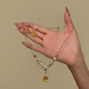 Elegante set di collana e orecchini con pietre preziose gialle a goccia per gala
