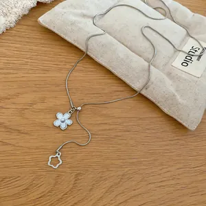 Vista dettagliata di una collana in argento regolabile con ciondolo a fiore di perla e catena