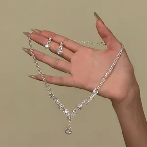 Vista dettagliata di un set di collana e orecchini in zirconia scintillante